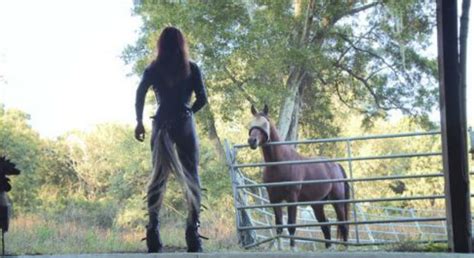 Elisabeth Taylor. Ella es una mujer adicta a la sensualidad y a los animales, se demuestra por los diferentes caballos que ha montado. Las diferentes fotos e imágenes que tiene montando sobre los caballos son muy hermosas. La equitación femenina. Estas mujeres son pruebas de la pasión que pueden llegar a sentir las mujeres por los caballos.